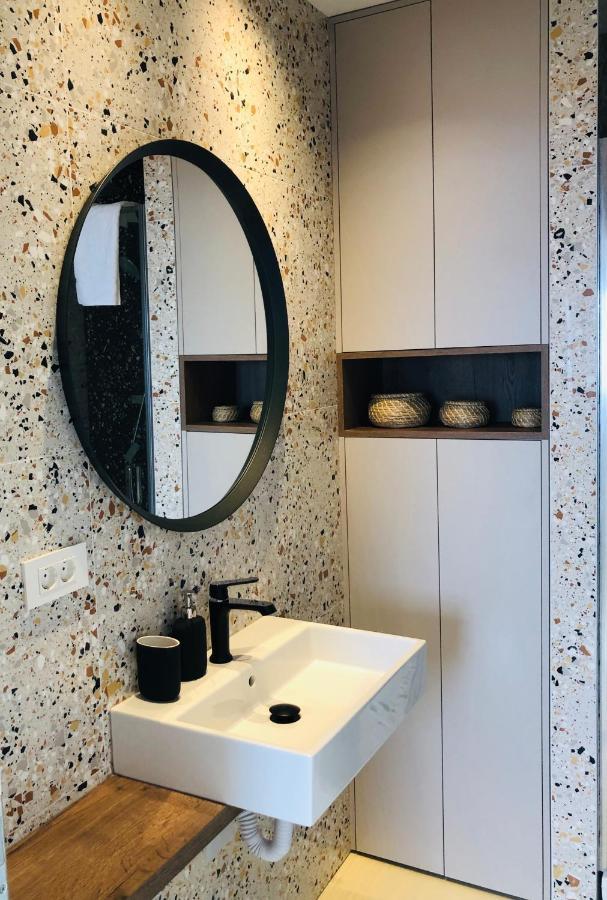 Apartman Meghan โนวีวีโนดอลสกี ภายนอก รูปภาพ